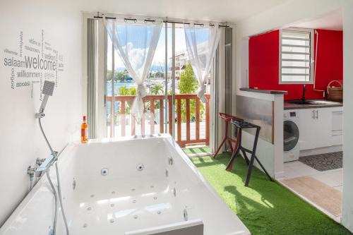 EBT House, appartement, jacuzzi vue mer, 10 min aéroport et port