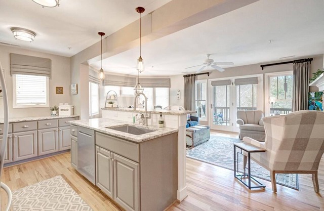 Echota Wintergreens 1611- Mountain Condo, Gated Resort, Indoor/Outdoor Pools and Hot Tub, Fitness.