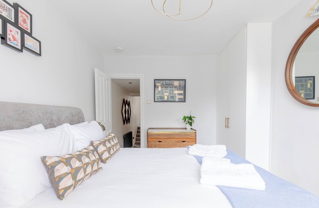 Eclectic 3BD Escape with Roof Terrace, Wandsworth