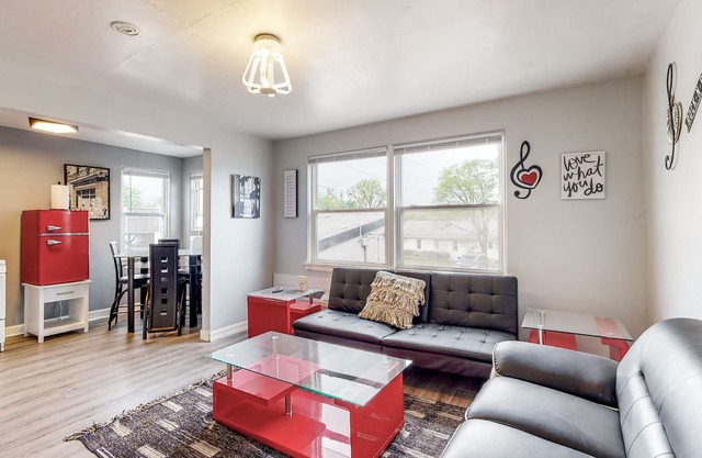 Eclectic Apartment Close to Universities