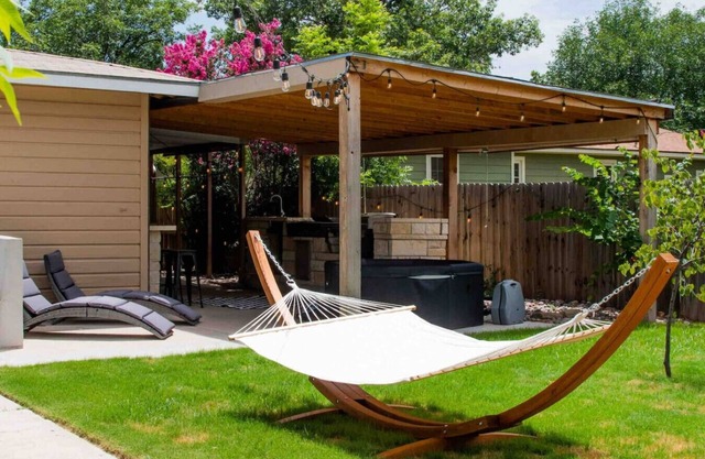 Eclectic Design| Hot Tub| Fire Pit| Pickleball
