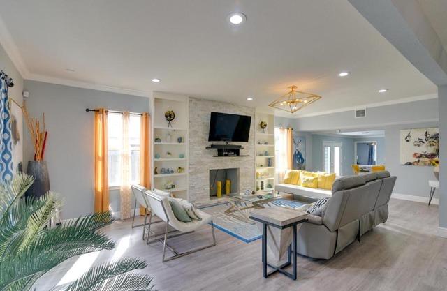 Eclectic Houston Home with Pool Table, 5 Mi to Dtwn