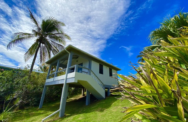Eco-Cottage studio w/epic ocean & mountain views