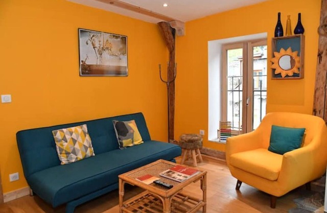 Eco-friendly apartment in 15th century building, heart of Conflans
