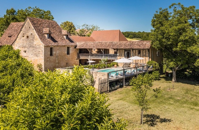 Eco Lodge le Barradis, country house with 4000 m2 and heated swimming pool