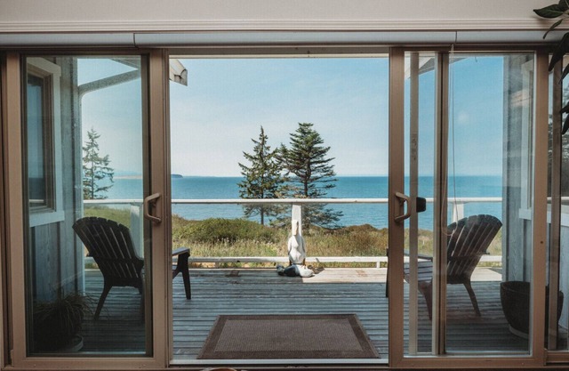 EcoBluff Retreat - Water Views!