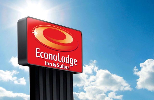 Econo Lodge Inn & Suites