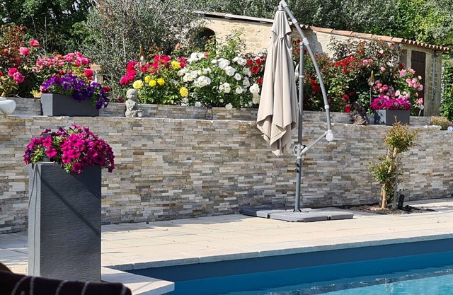 EDEN HOUSE 250 m2, 4 bdrms 4 bathrms, private swimming pool, enclosed garden 4000 m2, parking lot