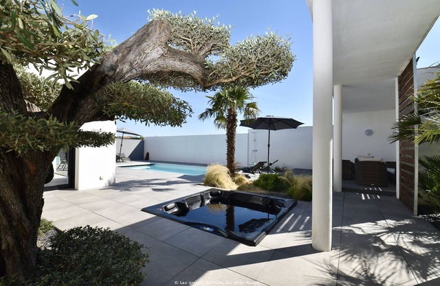 EDEN ROC- Standing House- Sleeps 10