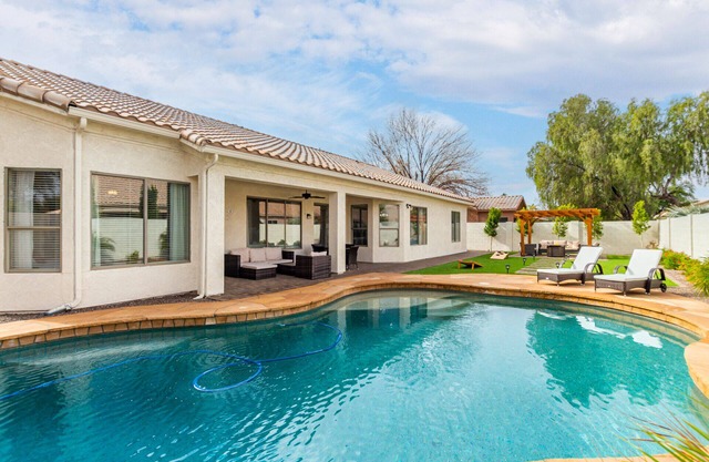 Edgemont Escape- 3 King Beds, FREE heated pool-seasonal, all the amenities