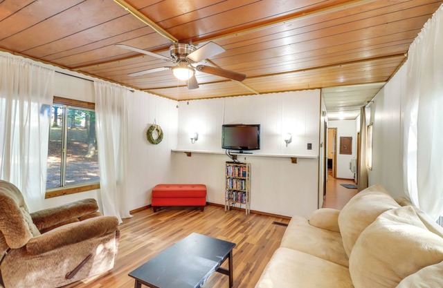 Edgemont Home w/Deck ~ 9 Mi to Greers Ferry Lake!