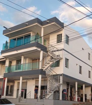 EDIFICIO LOS PINOS EN LA URB. LAS ACACIAS
