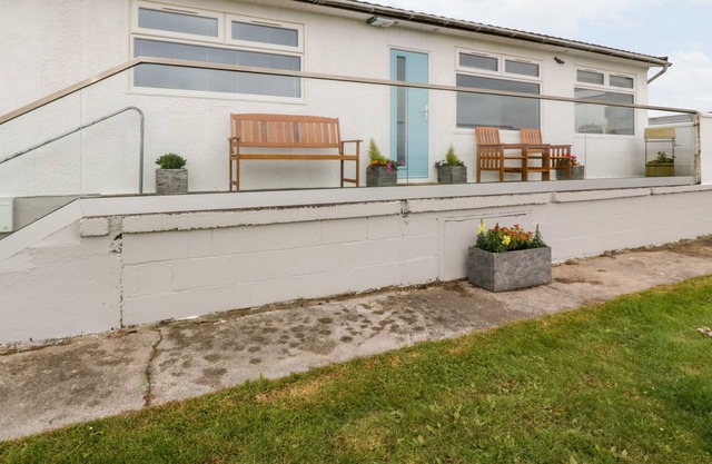 EDMONTON, pet friendly, country holiday cottage in Southerness