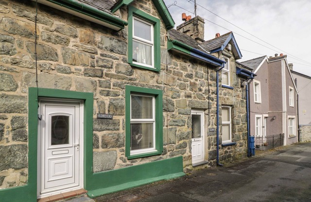 EDRYDD, pet friendly, character holiday cottage in Harlech