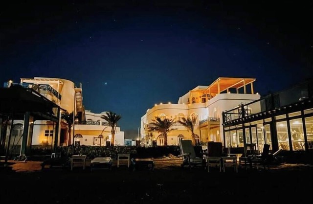 Eel Garden Villas - mountain view beach side apt.