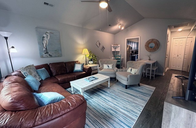 Egret's Cove-Free BEACH pass, near golfing and marina, walk to restaurants!
