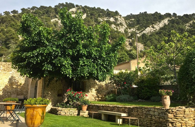 Eighteenth-century stone farmhouse with swimming pool at the top of a historic village