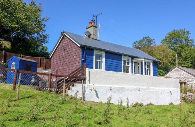 EIRIANFA, romantic, character holiday cottage in Llanrwst