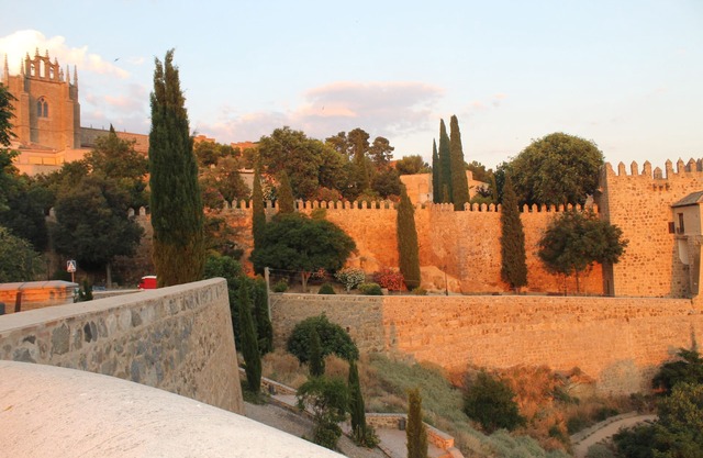 "El Balcón del Tajo". Historical Center. Parking. Puy du Fou