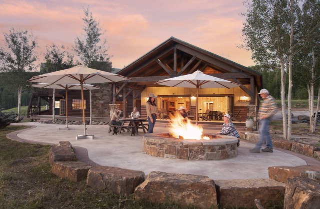 Electric Mountain Lodge: Mountain Views/Restaurant/Bar/Events/Snowmobiles | 2