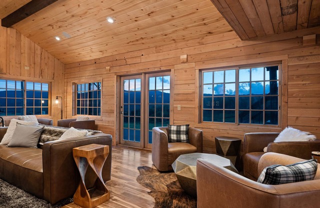 Electric Mountain Lodge: Mountain Views/Restaurant/Bar/Events/Snowmobiles | 9