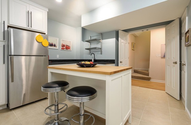 Elegant 1-BDR home away from home in magical location near UVA, Parking/yard