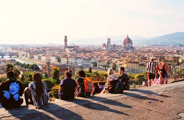 Elegant 2-Bedroom Apartment Overlooking Piazza della Signoria