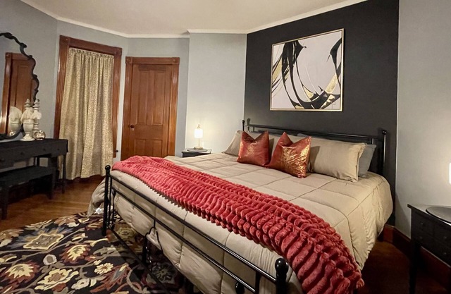 Elegant 2 Bedroom King Suite Downtown Sandusky/Cedar Point/Lake Erienn