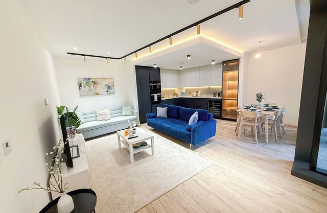 Elegant 2-BR Flat w/Lift & Private Balcony – Farringdon, Clerkenwell, Barbican