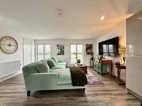 Elegant 2BR Retreat- Longbridge Shops, Rail & Hills