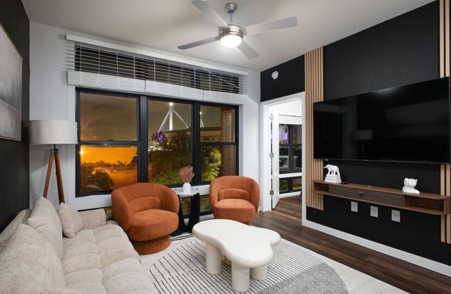 Elegant 2BR w/Gym, Parking Near Rvrwalk & Dome