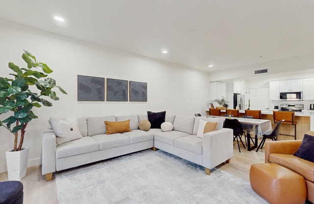 Elegant 2nd floor Condo w/balcony & luxury amenities - pool/hot tub/gym