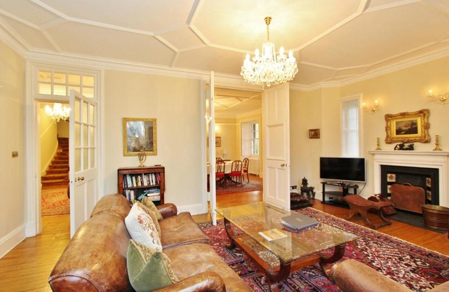 Elegant 3-Bedroom Ramsay Garden Apartment in Edinburgh City Centre