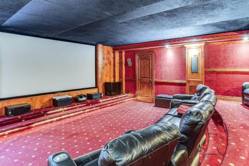 Elegant 6,300-Sq-Ft Family Home with Hot Tub in Orem