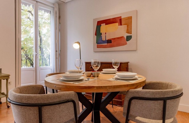 Elegant and bright apartment in the heart of Chamberí: With balconies and spacious areas"