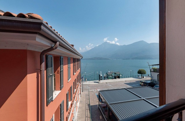 Elegant Apartment with Lake Como View, Wi-Fi and Air Conditioning