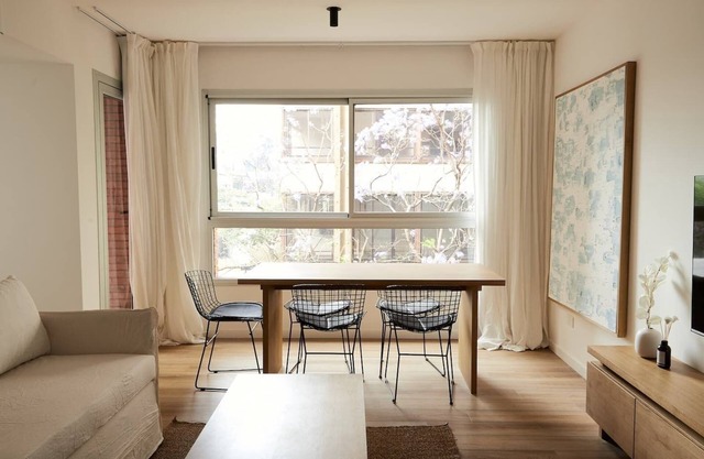 Elegant Apartment in Premier Building