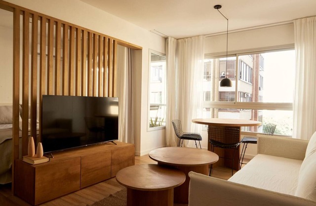 Elegant Apartment in Premier Building