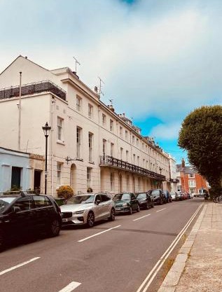 Elegant Apartment in Historic Georgian Townhouse