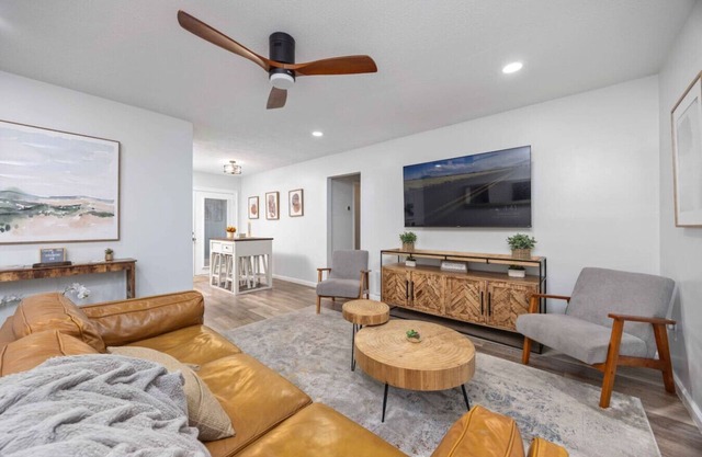 Elegant APT/8mi to FT Moore/walk to Lakebottom