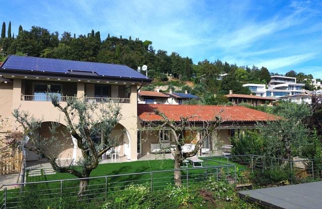 Elegant Apt 1 in Villa with Pool and garden - Lake 5 Minutes walks