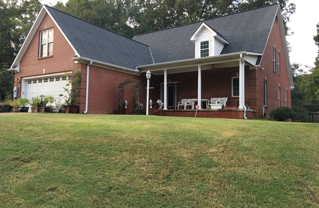 Elegant, Brand new home, Walkable to Square & Stadium, Ample parking, sleeps 12