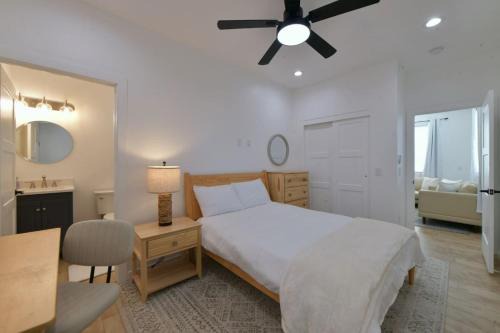 Elegant Casita half Mile to UA