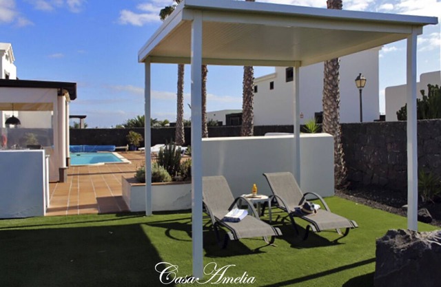 Elegant Detached Villa: Private Heated Pool, Free Wifi, BBQ & Beatiful Garden