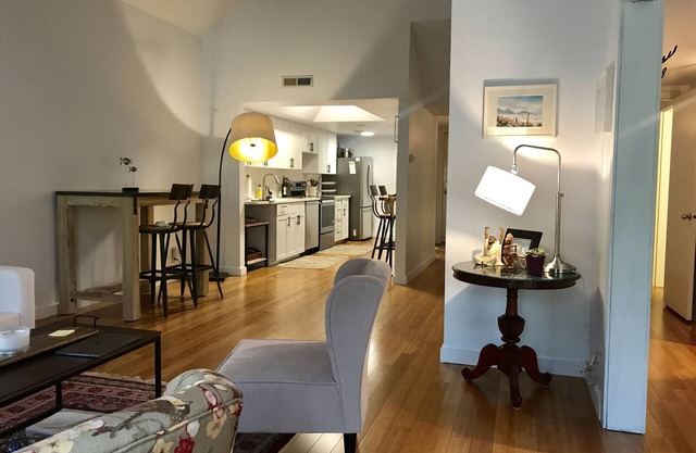 Elegant flat in gated community close to ST Vincent's Hosp. and NW Portland.