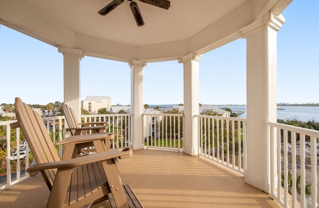 Elegant Fourth Floor Condo with Shared Pool & Hot Tub, Ocean View, and WiFi