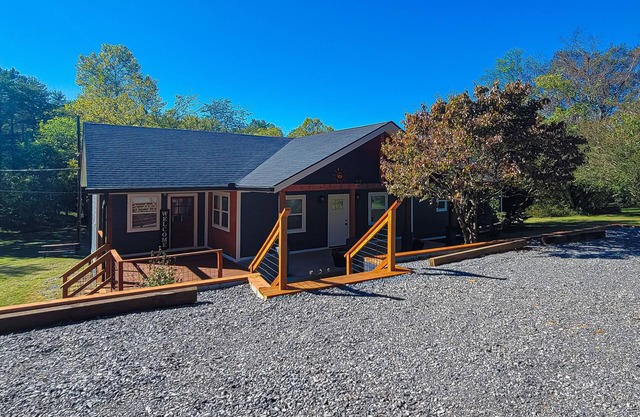 Elegant home w/hot tub, fire pit, expansive deck, & free attraction tickets