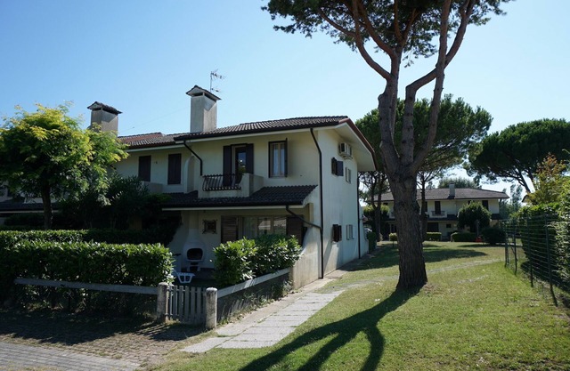 Elegant villa with pool and barbecue