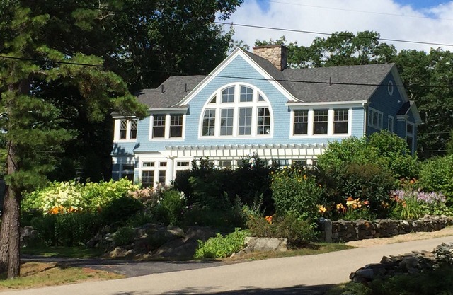 Elegant Kennebunkport seaside . Beautifully landscaped, steps to secluded beach