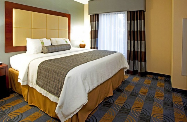 Elegant King Room w/ Comfort & Style